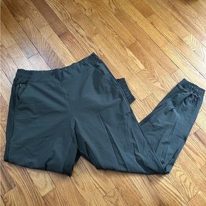 Athleta Textured Brooklyn Jogger size 8 Mountain Olive, great condition